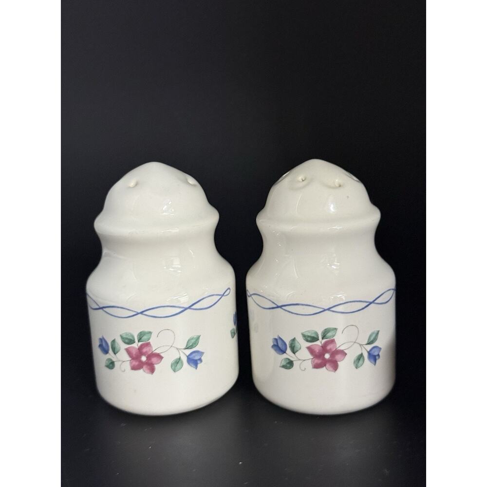 VTG Pfaltzgraff Bonnie Brae Set of Salt and Pepper Shaker Set White Blue Flowers